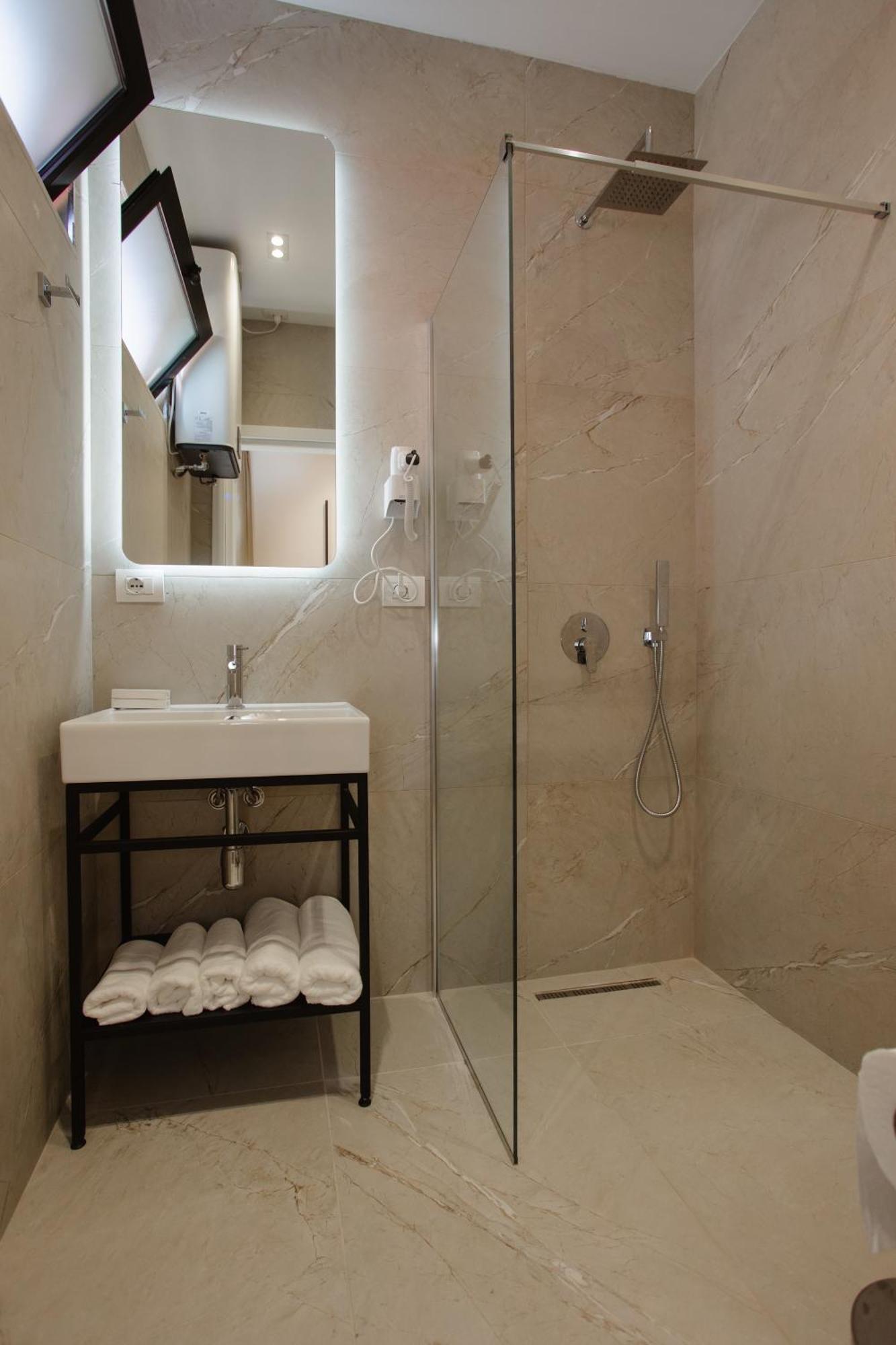 Downtown Hotel Shkodra Kültér fotó